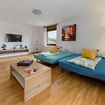 Peaceful With Terrace Near & Free Parking Apartment *