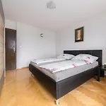 Peaceful With Terrace Near & Free Parking Apartment *