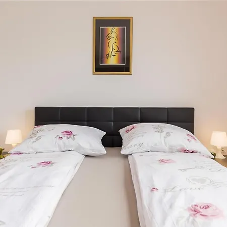 Valy - Relaxing Terrace & Near Apartman