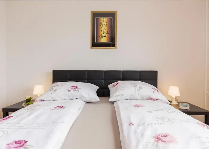 Valy - Relaxing Terrace & Near Lägenhet