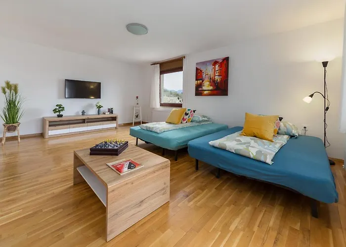 Valy - Relaxing Terrace & Near شقة *