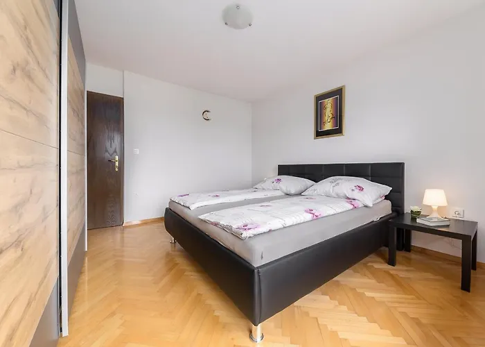 Valy - Relaxing Terrace & Near Lägenhet *